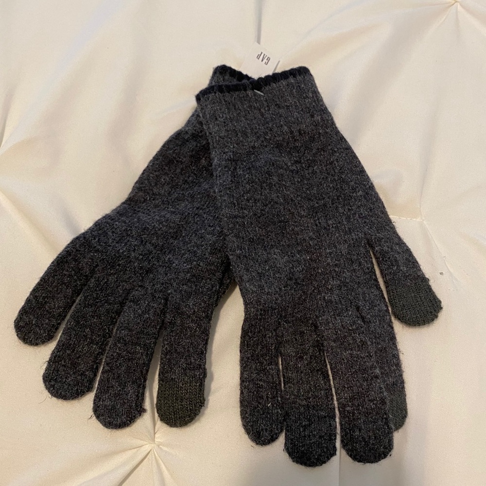 NEW Men’s Gap Gloves in Grey and Black